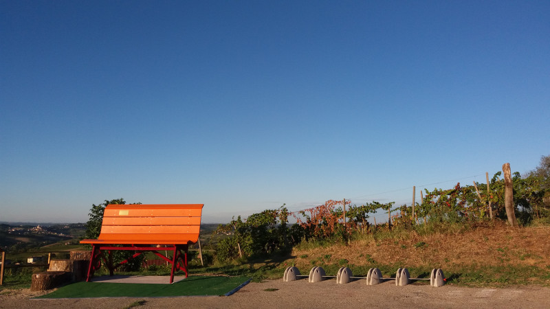 Panchina gigante arancione - Costigliole d'Asti