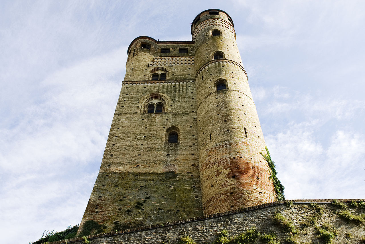 Castelli, vini e ristoranti nelle Langhe con le e-bike