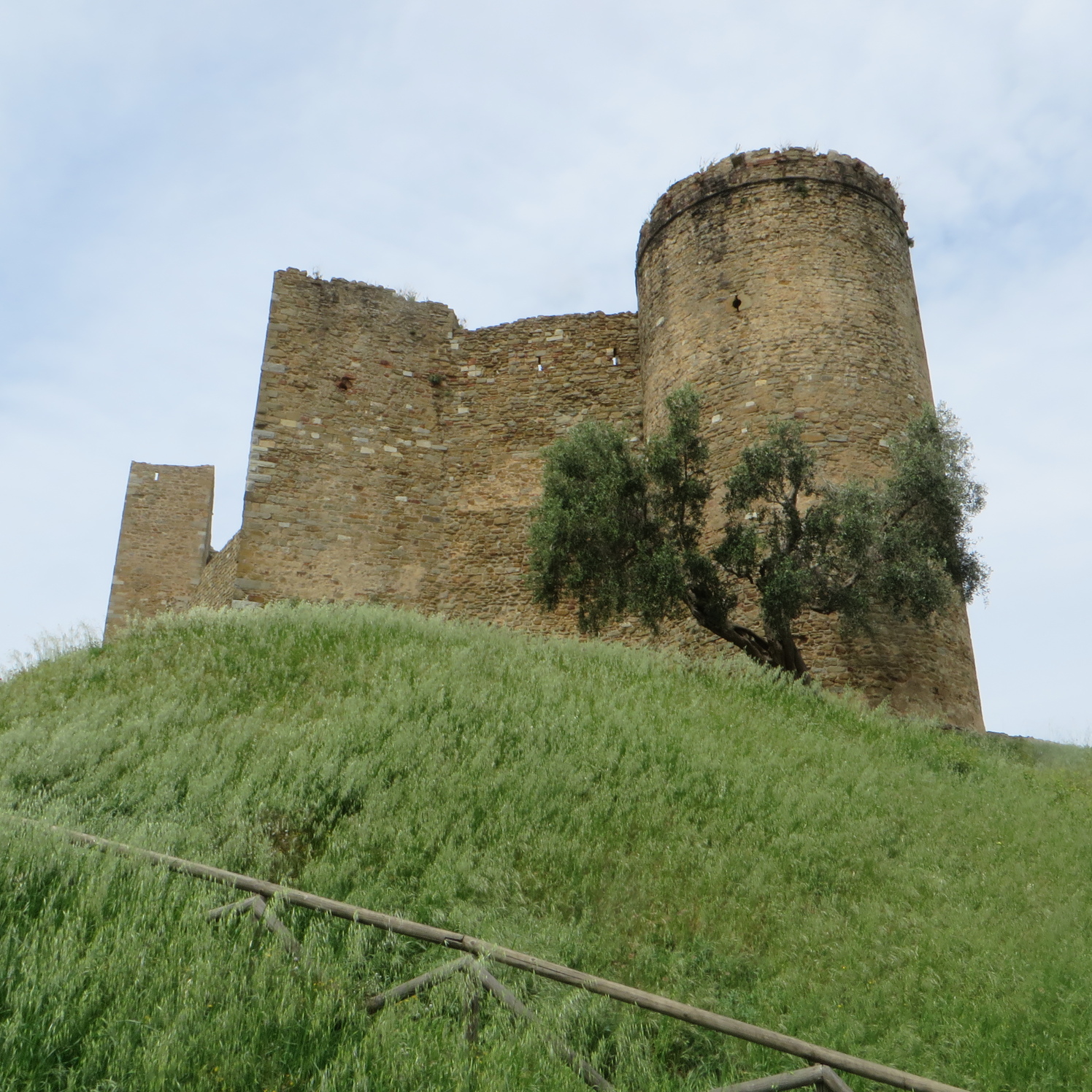 La Rocca di Scarlino e l'anello nel bosco