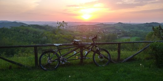 From Casaleggio Boiro to pine forest of Natural Park