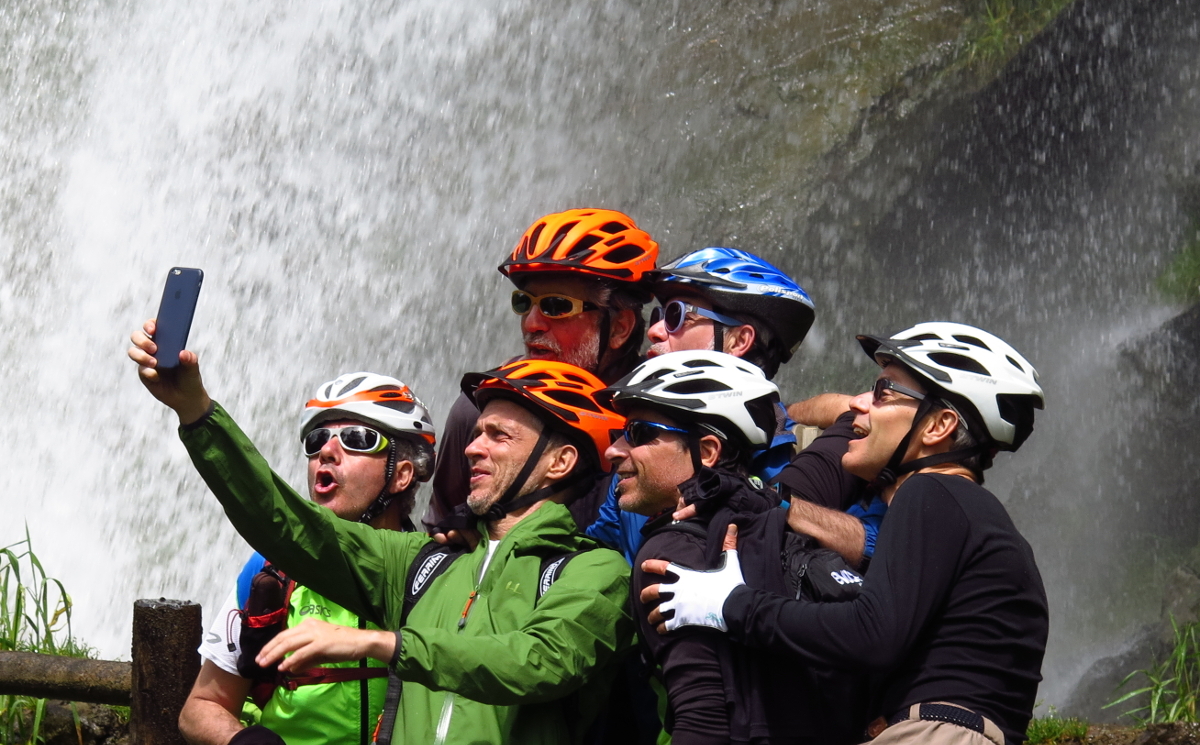 Colleghi che si fanno un selfie in Valle d'Aosta