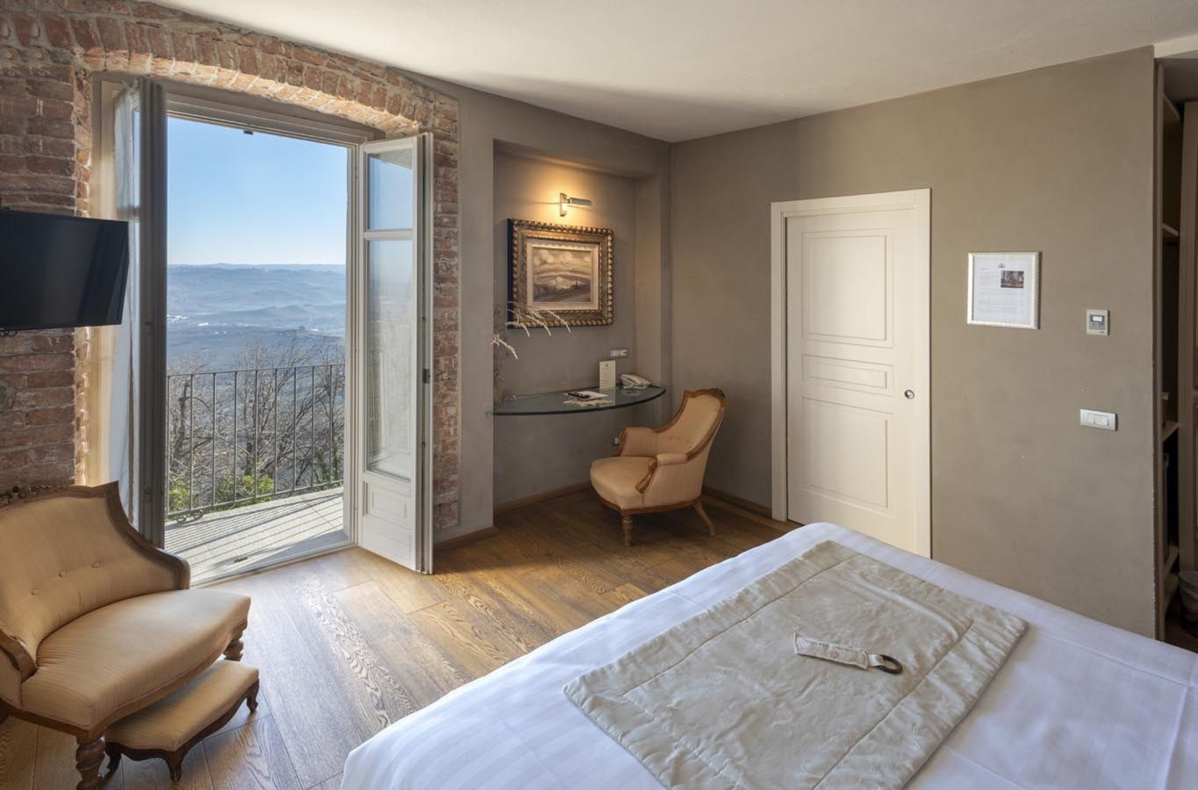 Hero Art Suites - La Morra