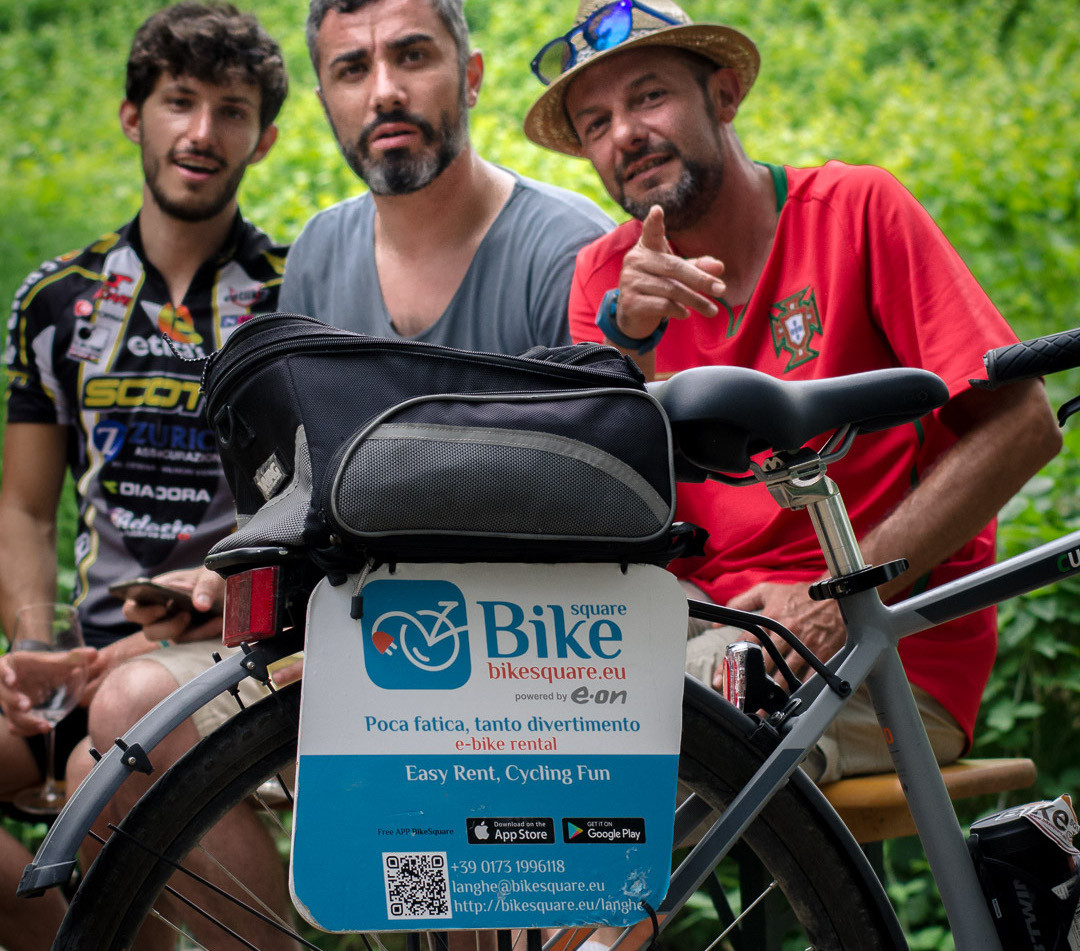 Colleghi durante una sosta con una bici elettrica