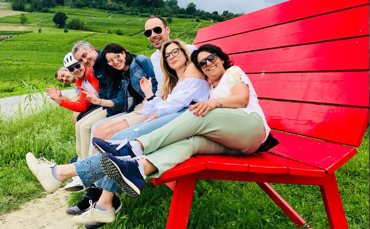 Gruppo di colleghi in un tour in bici con BikeSquare nelle Langhe