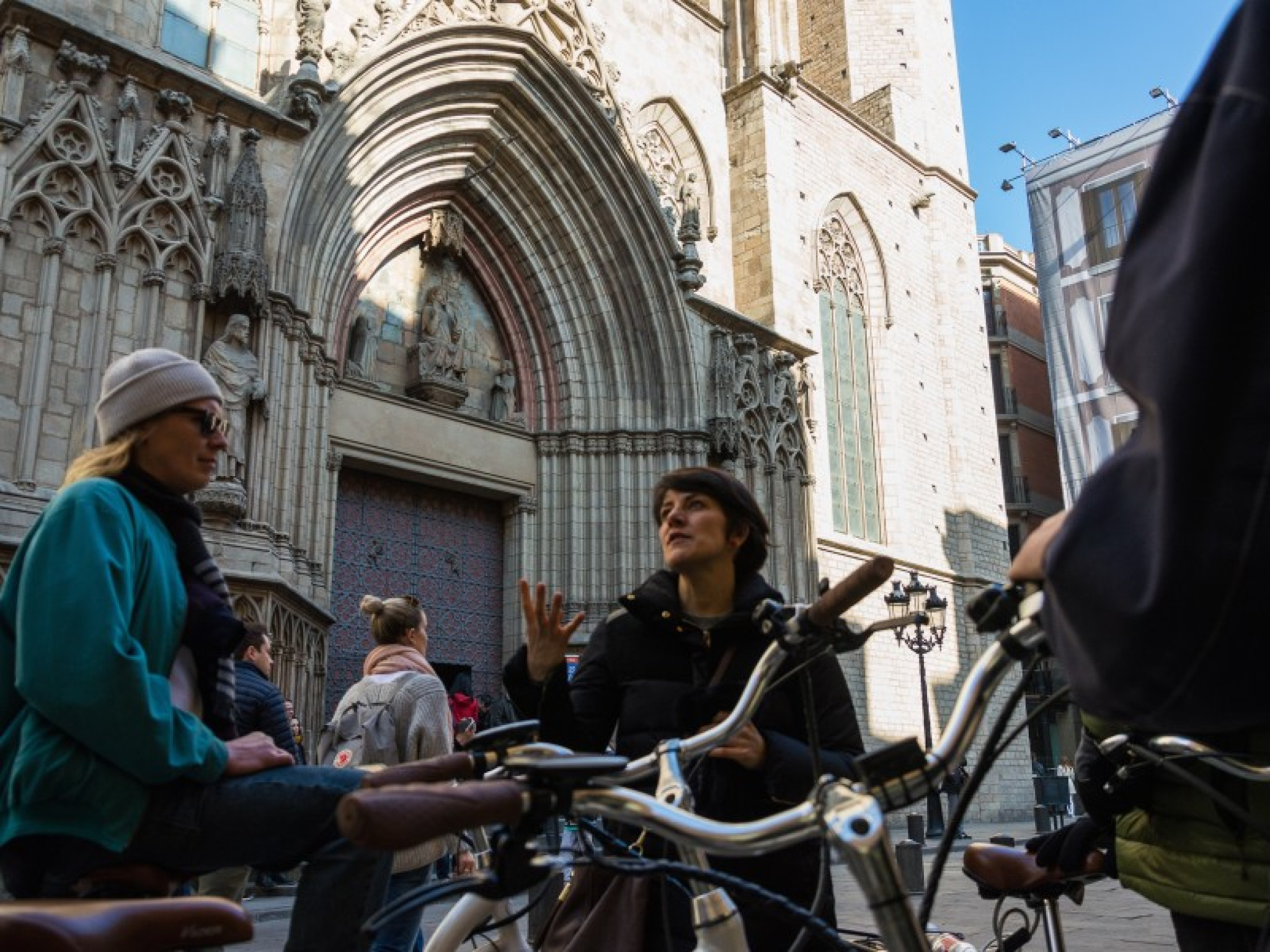 Hero Barcelona a 360 con e-bike, catamarano e funicolare