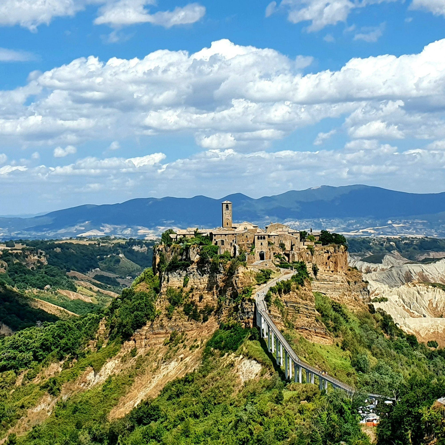 Hero Tour in E-bike verso Civita di Bagnoregio, la 'città che muore'