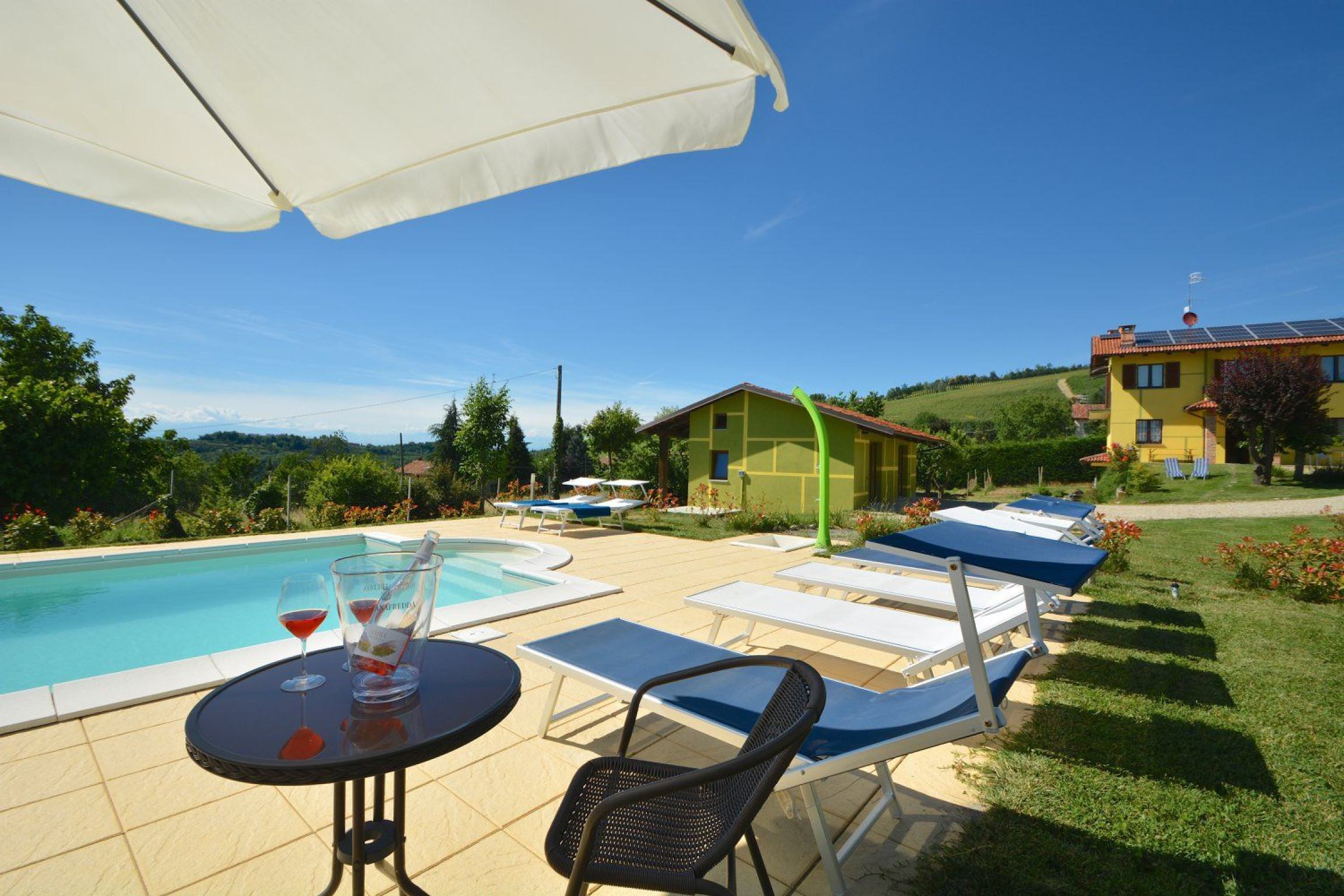 Hero In ebike nelle Langhe con tuffo in piscina